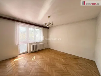 Ostalo; lesena tla, naravna svetloba