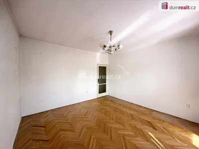 Ostalo; lesena tla, naravna svetloba