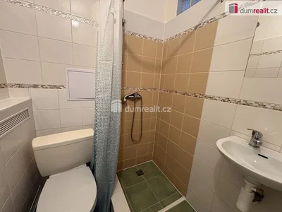 Toilette; fliesenboden, renovierungsbedürftig