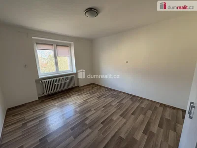 Schlafzimmer; holzboden, tageslicht
