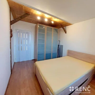 Schlafzimmer; holzboden, holzbalken, tageslicht