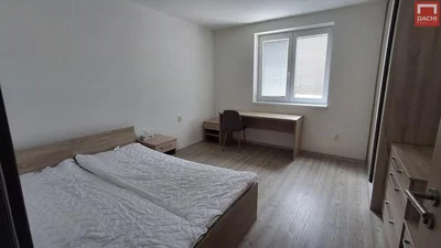 Slaapkamer; houten vloer, natuurlijk licht