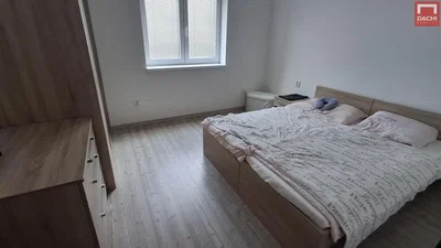 Slaapkamer; houten vloer, natuurlijk licht