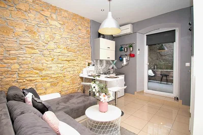 Wohnzimmer; fliesenboden, tageslicht, moderner stil