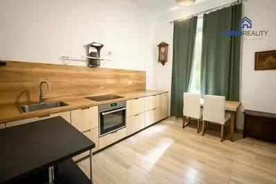 Kuhinja; kućanski aparati, drveni pod, prirodna svjetlost, moderan stil