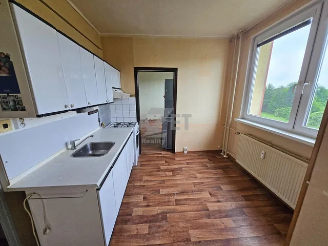 Kuchnia; sprzęt kuchenny, podłoga drewniana, światło dzienne, widok
