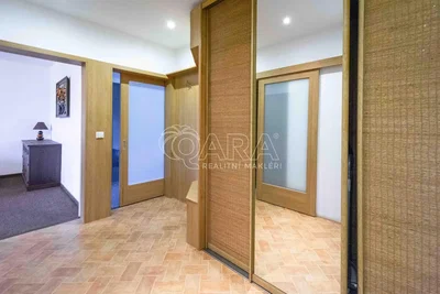 Guardaroba; pavimento in legno, luce naturale