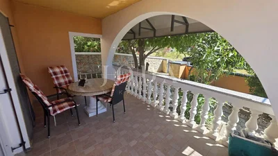 Balkon; dlažba, přirozené světlo, výhled