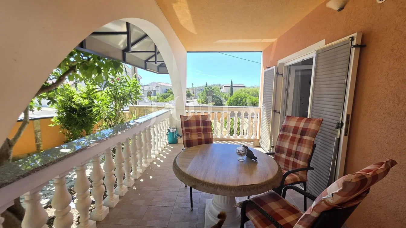 Balkon; výhled, přirozené světlo, rustikální styl