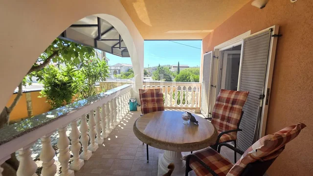Balkon; výhled, přirozené světlo, rustikální styl