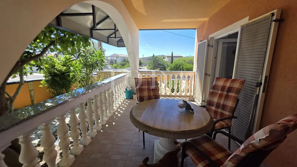 Balkon; výhled, přirozené světlo, dlažba