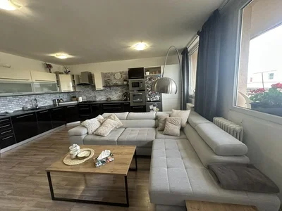Wohnzimmer; küchengeräte, tageslicht, moderner stil, holzboden