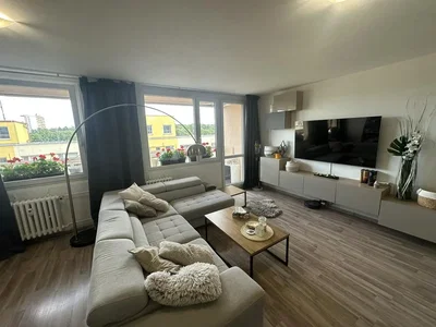 Wohnzimmer; holzboden, tageslicht, moderner stil