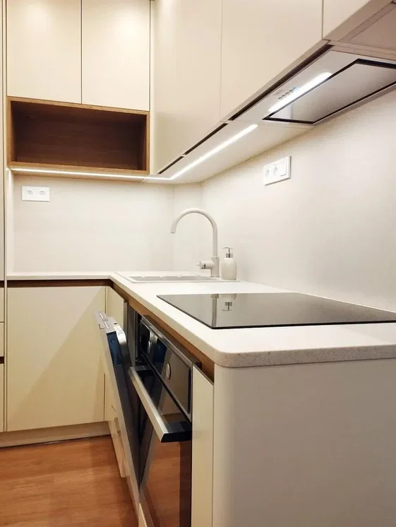 Cuisine; électroménager, parquet, lumière naturelle