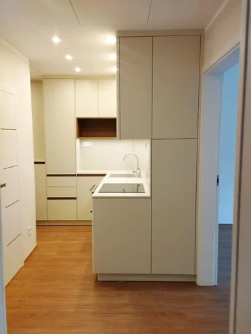 Küche; küchengeräte, holzboden, tageslicht, moderner stil
