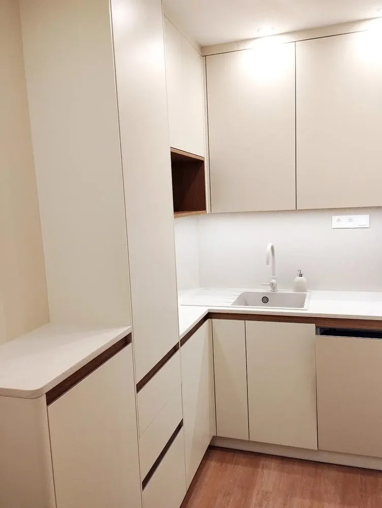 Cuisine; électroménager, parquet, rénové, lumière naturelle