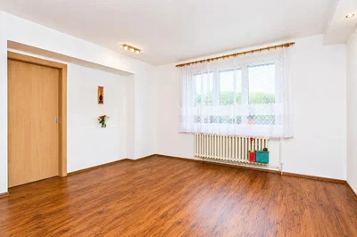 Obývací pokoj; dřevěná podlaha, přirozené světlo