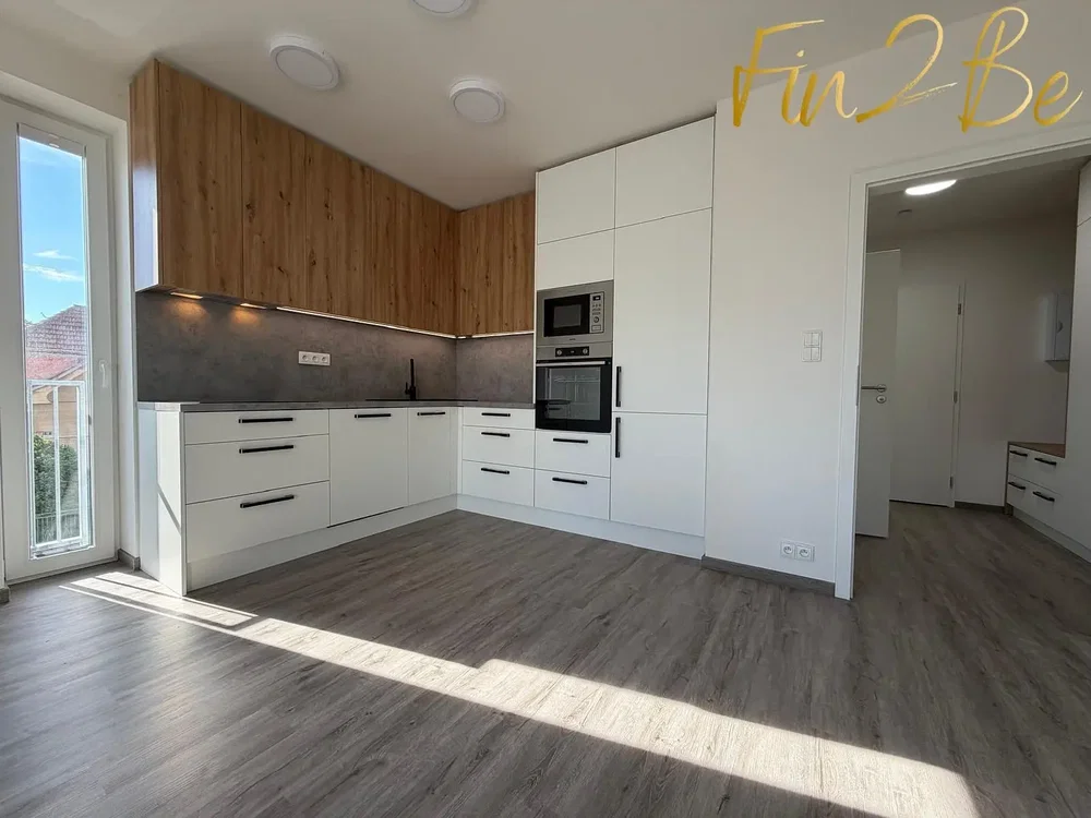 Cucina; elettrodomestici, pavimento in legno, ristrutturato, luce naturale