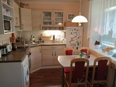 Cuisine; électroménager, parquet, lumière naturelle