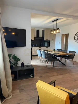 Soggiorno; pavimento in legno, luce naturale, stile moderno
