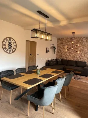 Soggiorno; pavimento in legno, stile moderno, luce naturale
