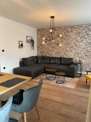 Soggiorno; pavimento in legno, luce naturale, stile moderno