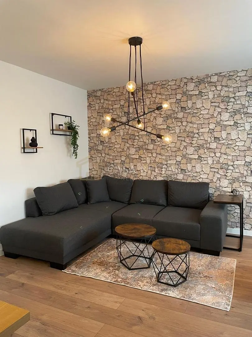 Soggiorno; pavimento in legno, luce naturale, stile moderno