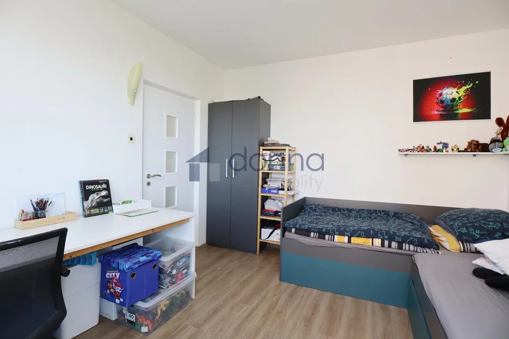 Slaapkamer; houten vloer, natuurlijk licht