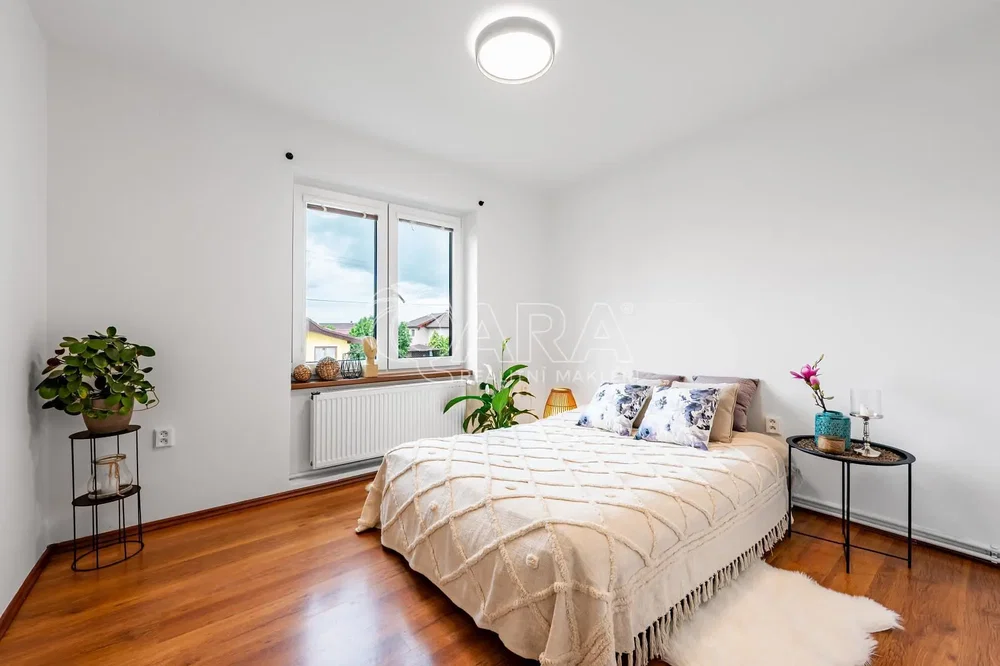 Schlafzimmer; holzboden, tageslicht