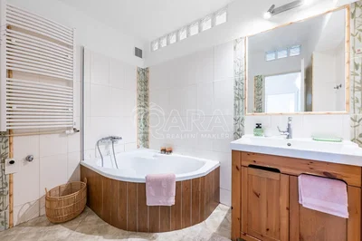 Badezimmer; fliesenboden, renoviert, tageslicht