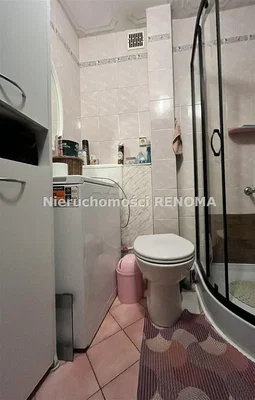 Toaleta; dlažba, nutná rekonstrukce