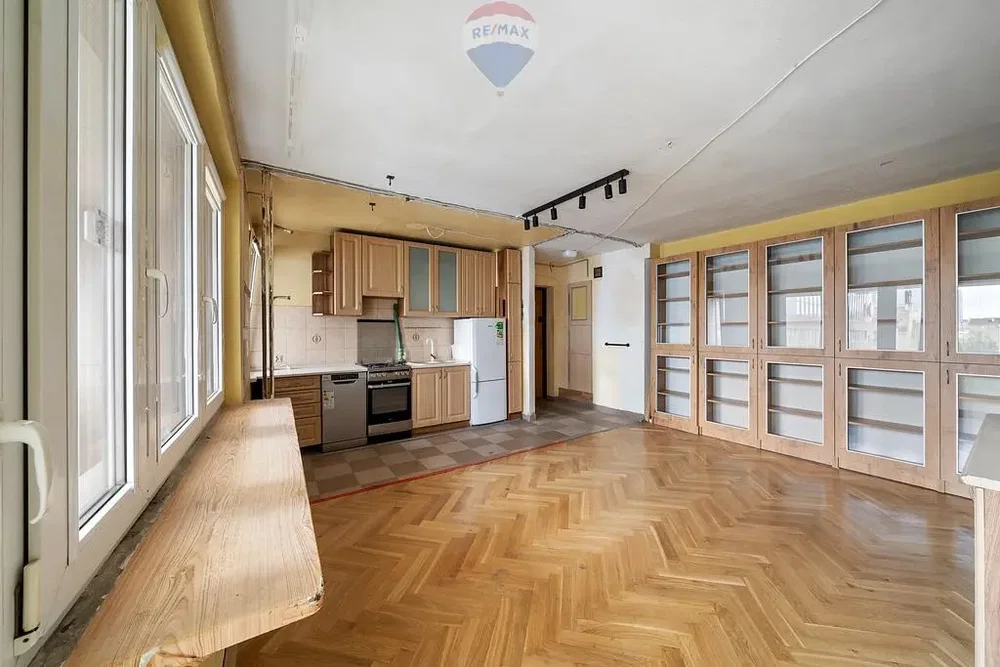 Cuisine; parquet, électroménager, lumière naturelle