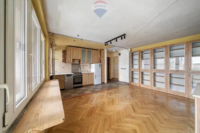 Cuisine; parquet, électroménager, lumière naturelle