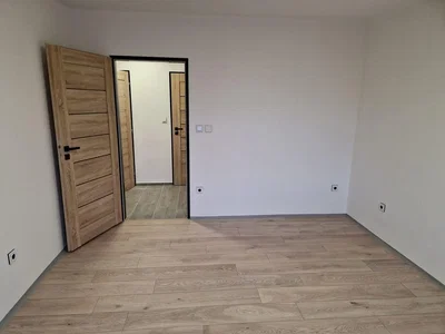 Schlafzimmer; holzboden, tageslicht