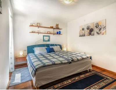 Camera da letto; pavimento in legno, luce naturale
