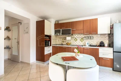 Cucina; elettrodomestici, pavimento in piastrelle, luce naturale