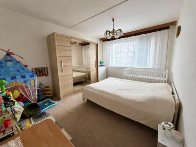Quarto; luz natural, chão de madeira