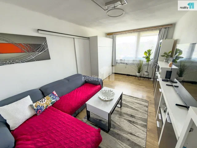 Sala de estar; chão de madeira, luz natural, estilo moderno