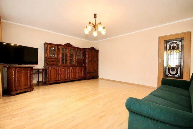 Sala de estar; chão de madeira, luz natural