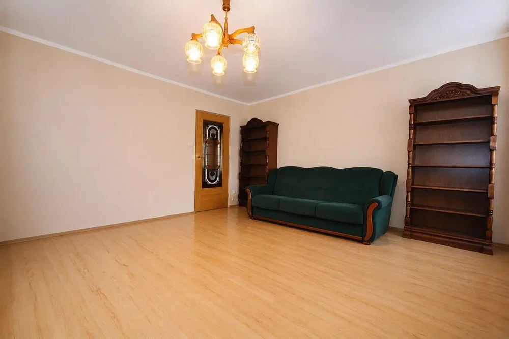 Dnevna soba; drveni pod, prirodno svjetlo