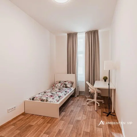 Camera da letto; pavimento in legno, luce naturale