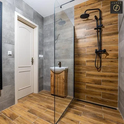 Banyo; ahşap zemin, fayans zemin, tadilatlı, doğal ışık