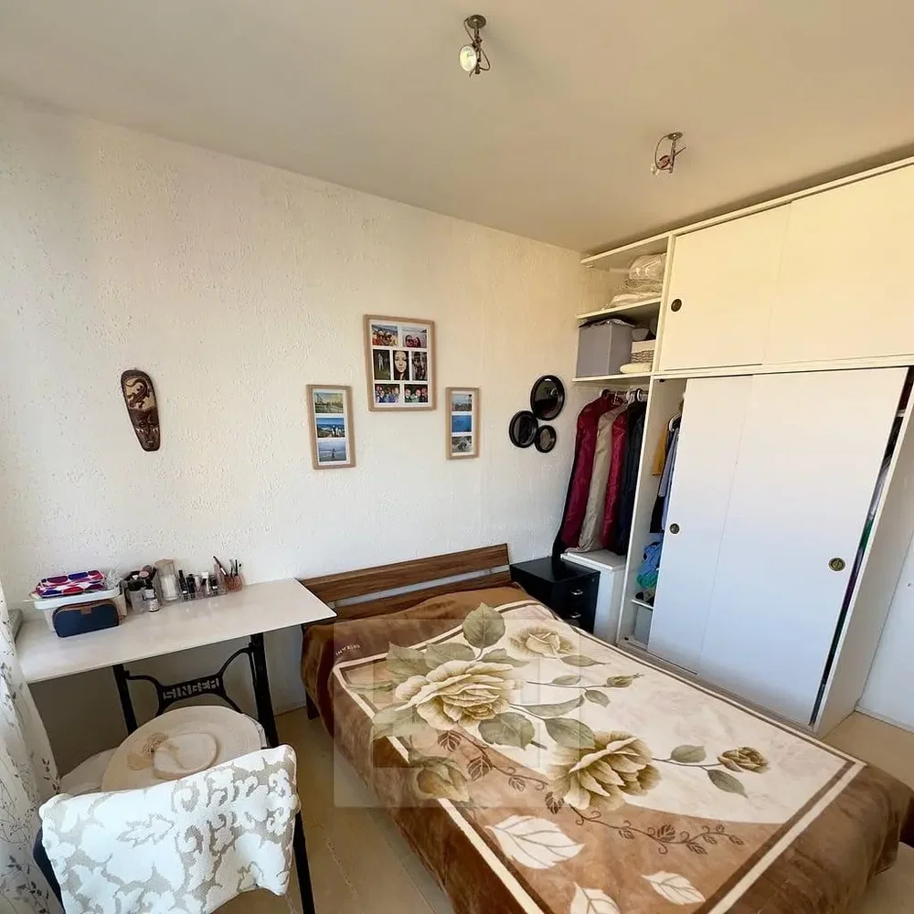 Schlafzimmer; holzboden, tageslicht
