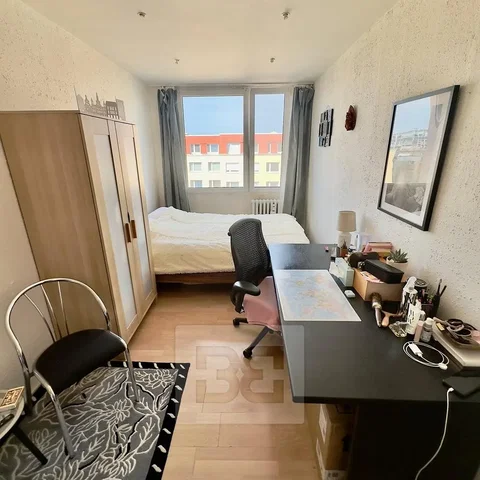 Schlafzimmer; holzboden, tageslicht