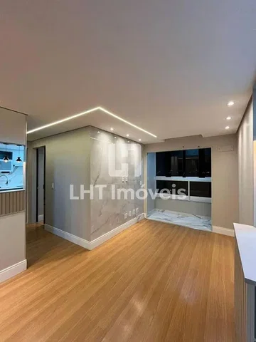 Salón; suelo de madera, luz natural