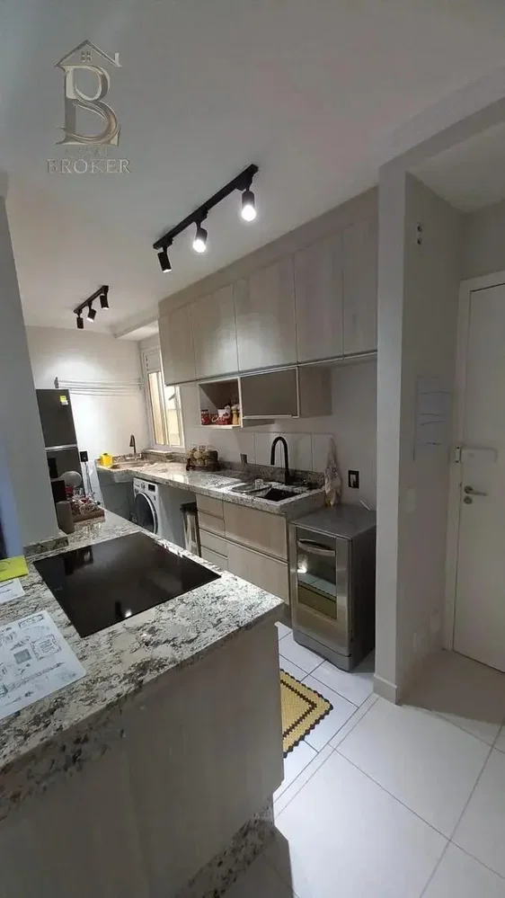 Cozinha; eletrodomésticos, chão de azulejo, luz natural