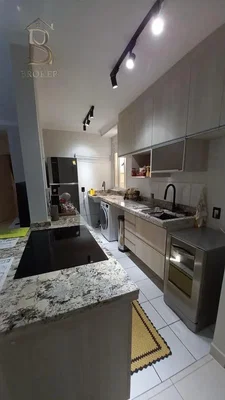 Cozinha; eletrodomésticos, chão de azulejo, luz natural