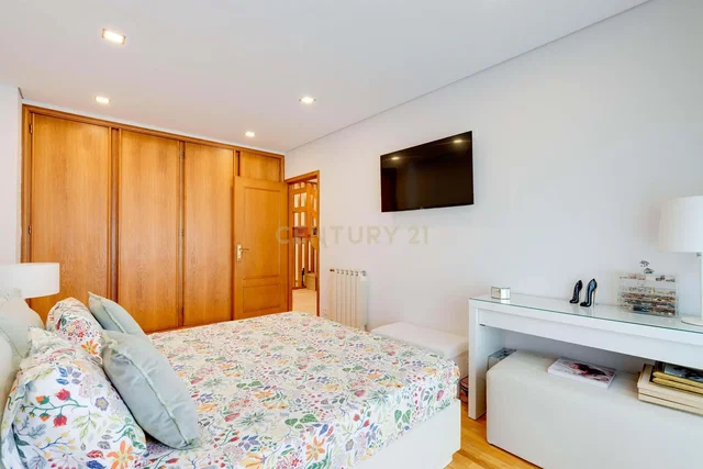 Schlafzimmer; tageslicht, renoviert, holzboden