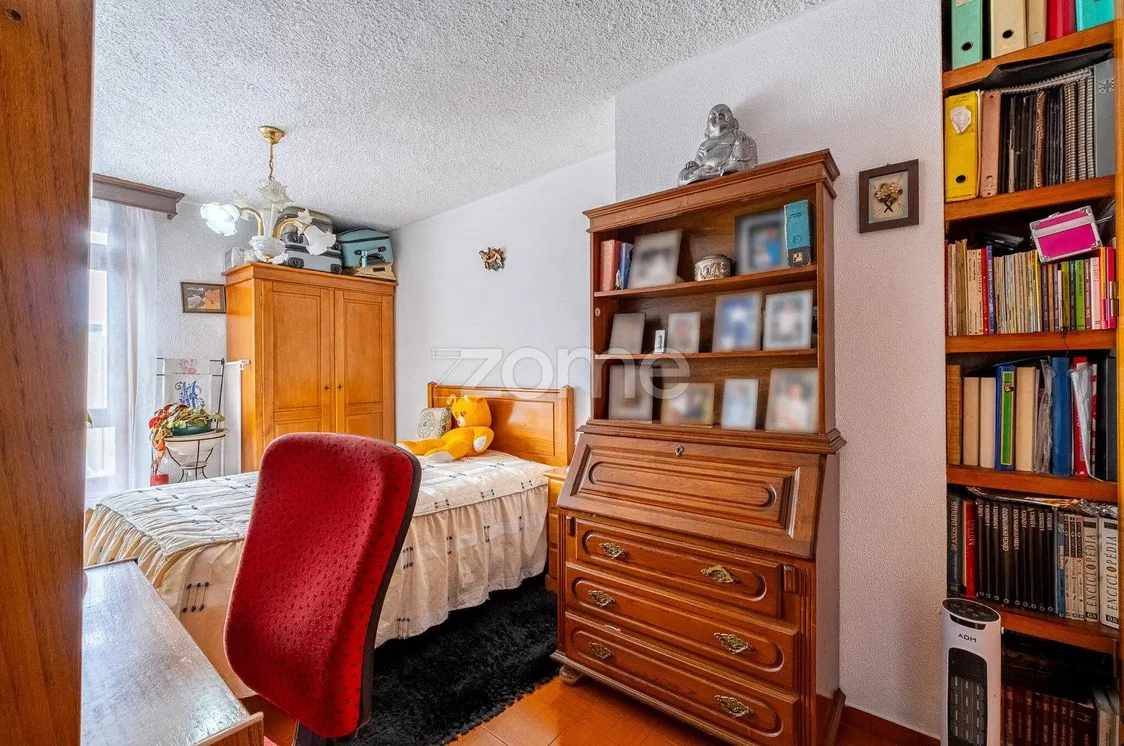 Chambre; parquet, poutres en bois, lumière naturelle