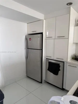 Cuisine; électroménager, carrelage, lumière naturelle